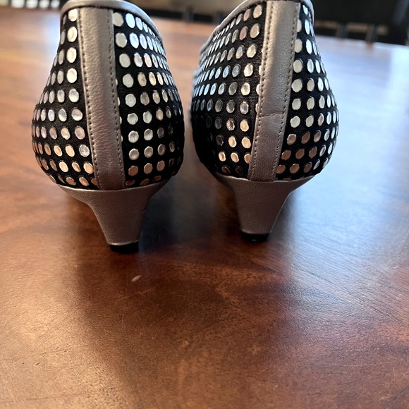 Prevata V Toe silver and black Kitten Heels Size 8.5 - Picture 5 of 6